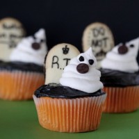 graveyard-ghost-cupcakes from love from the oven
