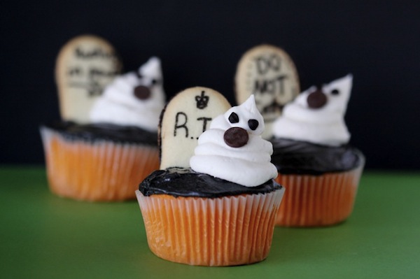 graveyard-ghost-cupcakes graveyard-ghost-cupcakes