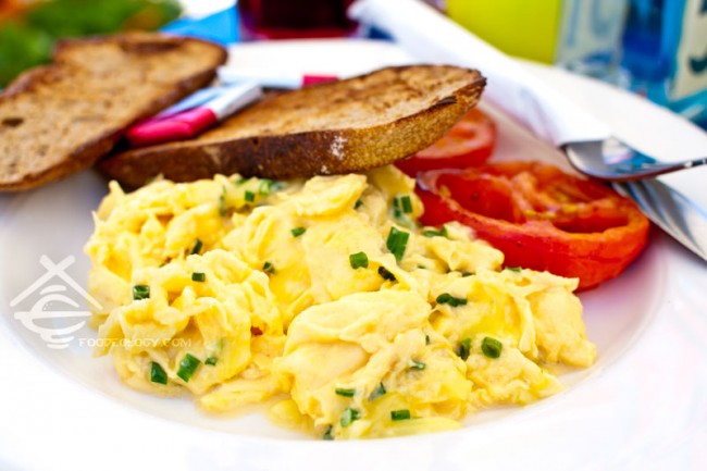 Cheesy-Scrambled-Eggs_Toast-Bistro