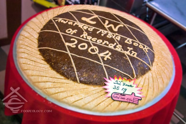 Giant-Pineapple-Tart_Jonker-St-Malacca