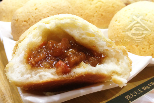 Baked-Bun-with-BBQ-Pork-Cut_Tim-Ho-Wan