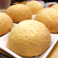 Baked-Bun-with-BBQ-Pork_Tim-Ho-Wan