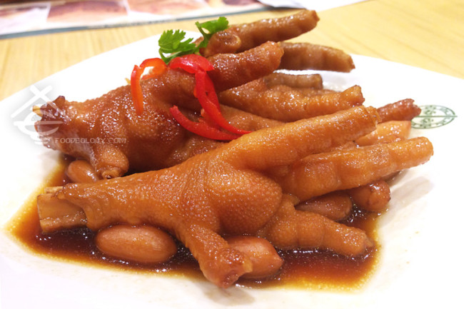 Steamed-Chicken-Feet-with-Abalone-Sauce_Tim-Ho-Wan