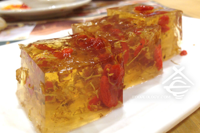 Tonic-Medlar-&-Osmanthus-Cake_Tim-Ho-Wan