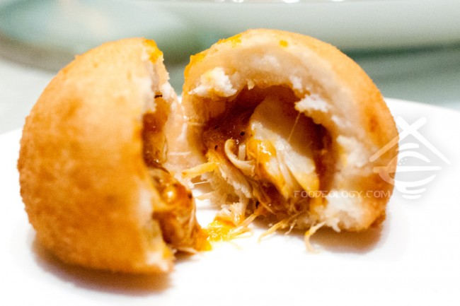 Golden-Man-Tou-Stuffed-with-Chili-Crab-Meat-Inside_Jade-Restaurant-Fullerton-Hotel