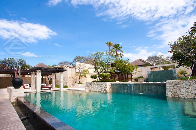 Pool-with-Sofa_The-Bale