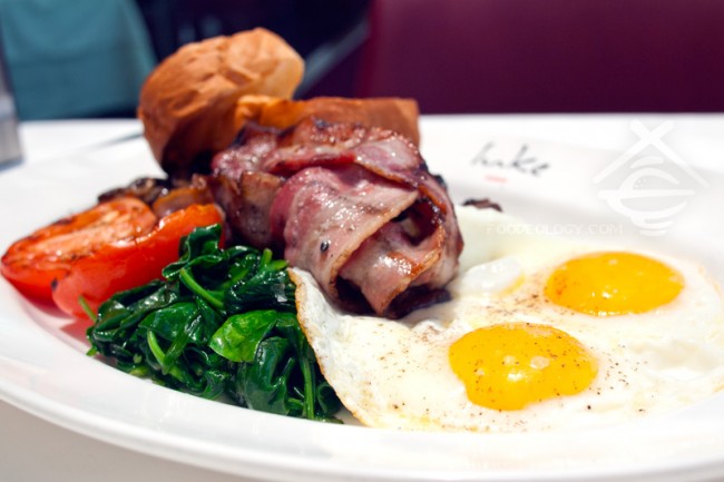 The-Full-Aussie-Breakfast-_Salt-Grill-and-Sky-Bar
