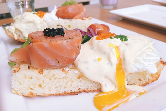 Salmon-Gravlax-Eggs-Benedict_The-Missing-Pan